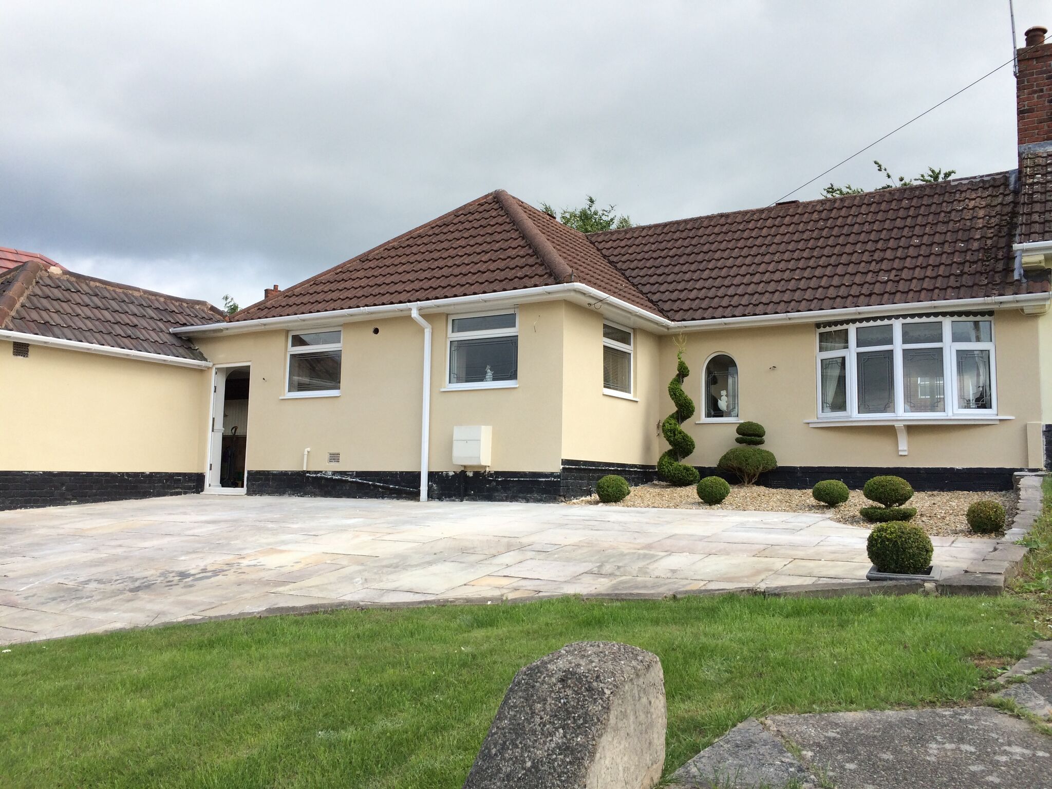 Bungalow finished with cream monocouche render by P3 Plastering