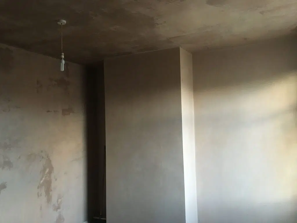 Same room with smooth newly skimmed walls and ceiling by P3 Plastering